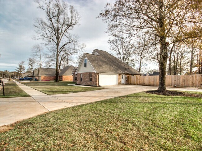 Foto del edificio - Beautiful home in Southern Oaks***HAUGHTON***