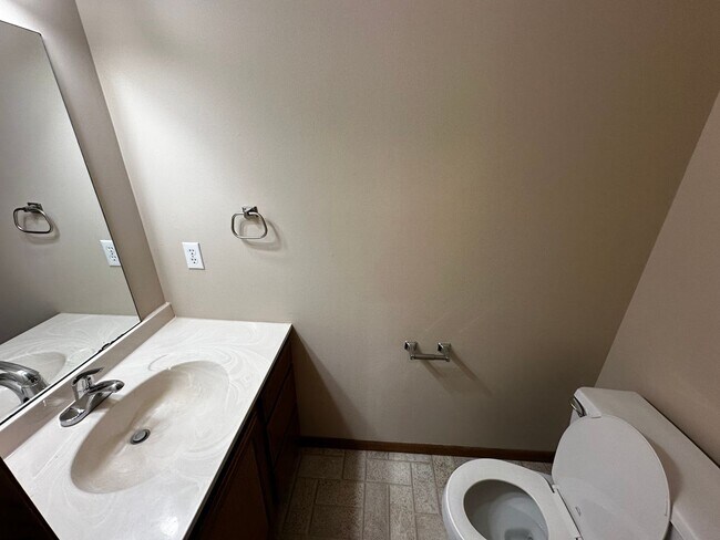 Foto del edificio - 2 bed 2 Bath 2 Story Townhome