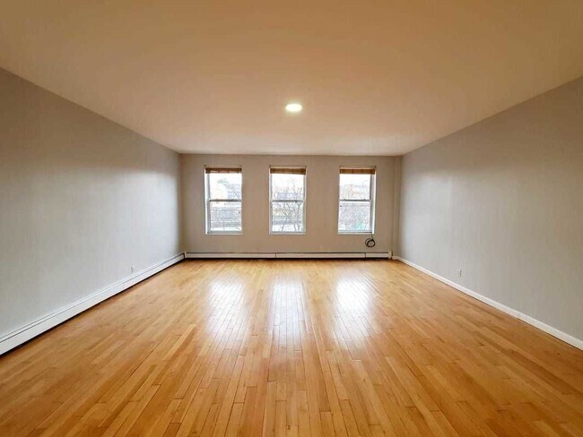 Sala de estar grande - 5638 Myrtle Ave