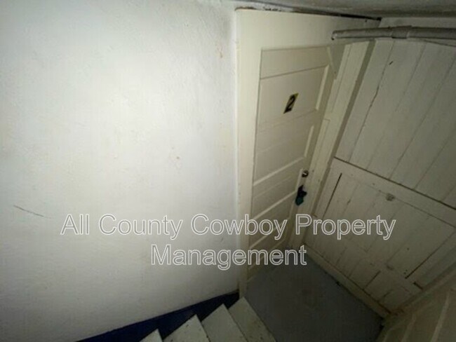 Building Photo - 1319 E Custer St