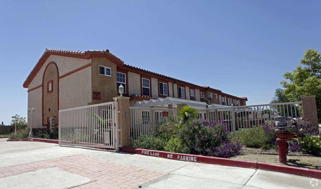Primary Photo - 5205-5239 Bandera St