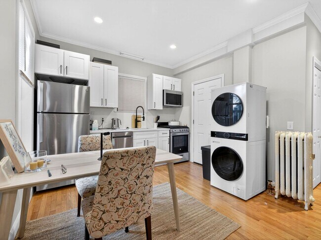 Foto del edificio - 1bed with living room and washer/dryer in unit