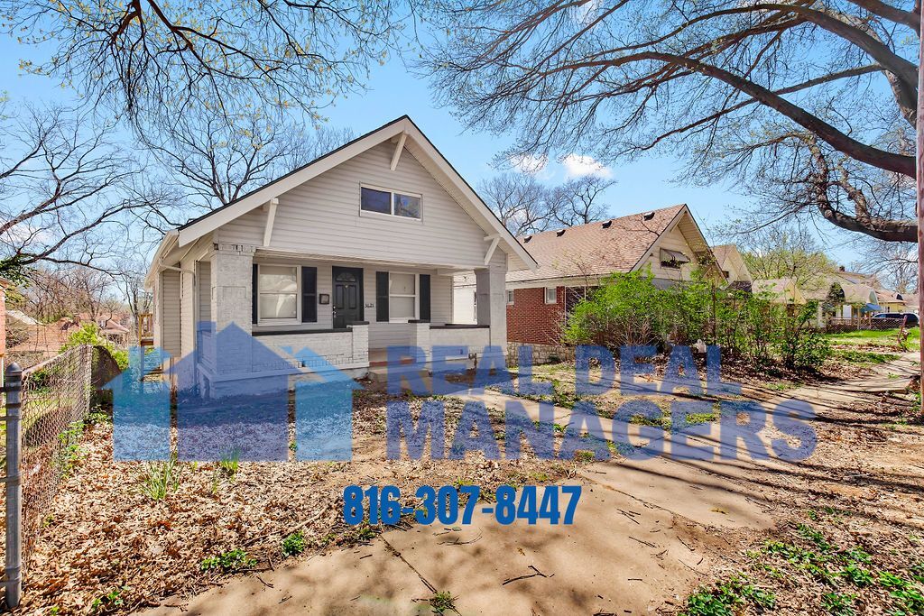 Foto principal - 5-Bedroom Home in Kansas City, MO Ready fo...