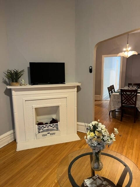 Wi-Fi / TV - 710 E 90th St