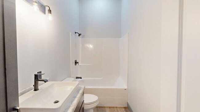 Foto del edificio - 3734 Cresent Lake Rd