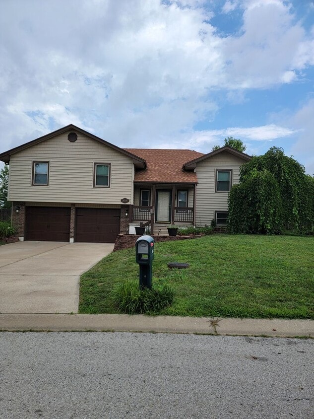 Primary Photo - Large Home for Rent in Independence