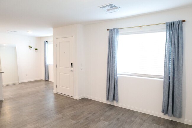 Building Photo - Luxury 3 Bedroom 3 Bathroom Townhouse!