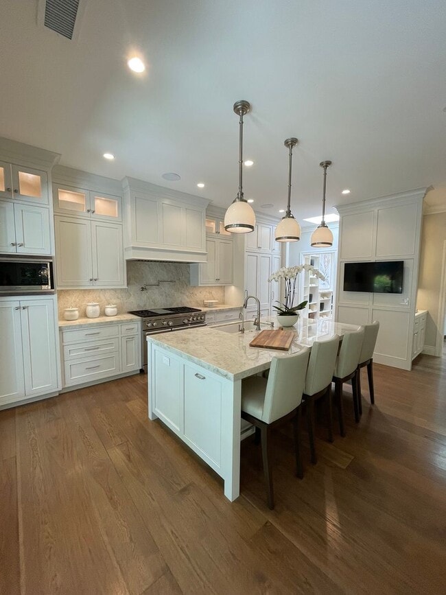 Building Photo - Luxury townhouse, close to town, easy comm...