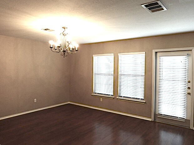 Foto del edificio - 360 Whispering Hollow Dr