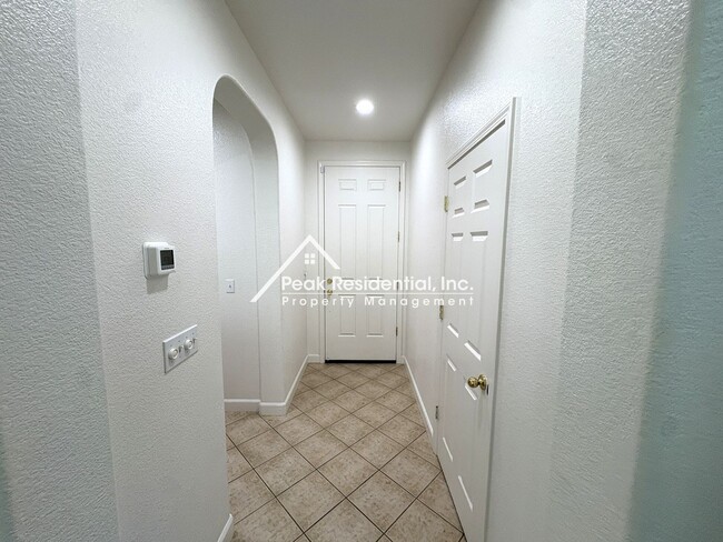 Foto del edificio - A Wonderful 3bd/2.5ba Natomas Home with Garage!