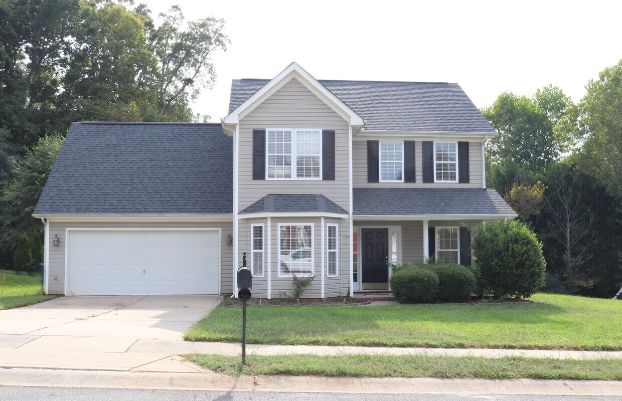 Foto principal - Location! Location! 3 bedroom 2.5 bath in ...