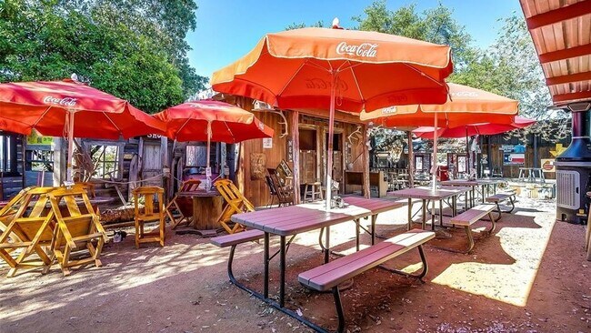 Foto del edificio - 10250 Western Oaks Rd