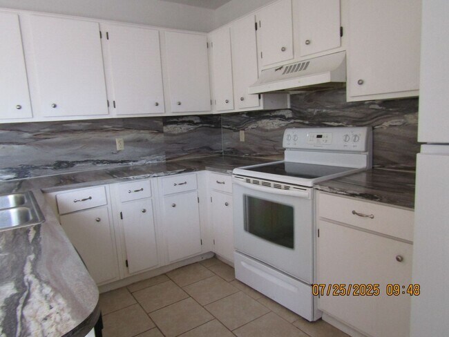 Building Photo - Very nice two-bedroom townhome, located in...