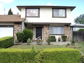 Building Photo - 812 Cackling Dr