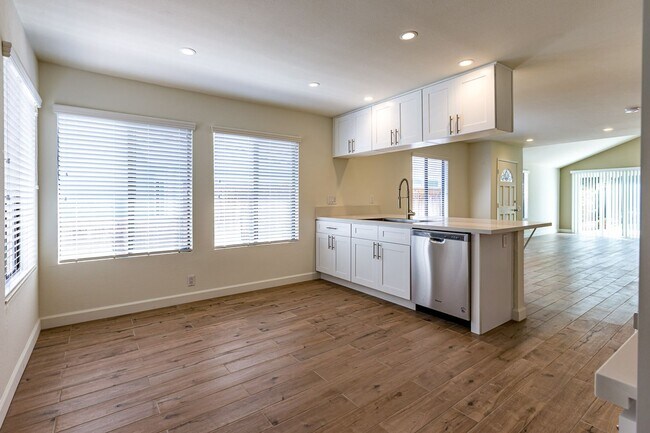 Building Photo - 2 bedroom home with wonderful location A MILE FROM THE BEACH