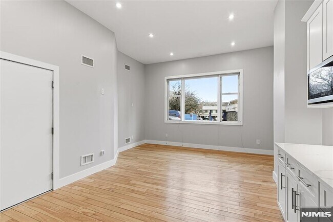 Foto del edificio - 12 Dempsey Ave