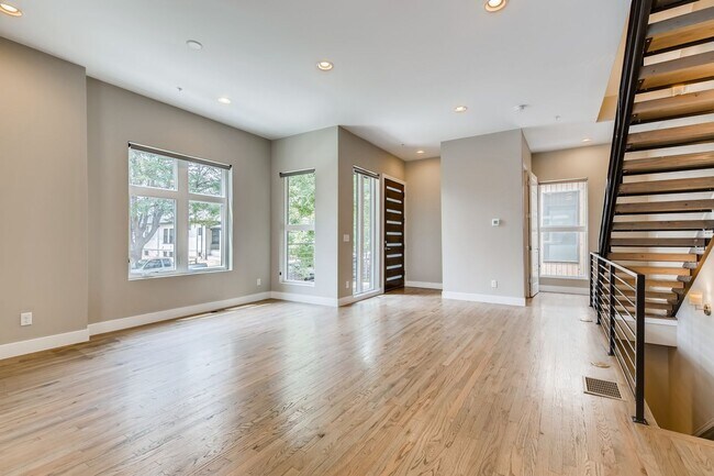 Foto del edificio - Upscale 3 Bedroom Townhome with Garage Att...