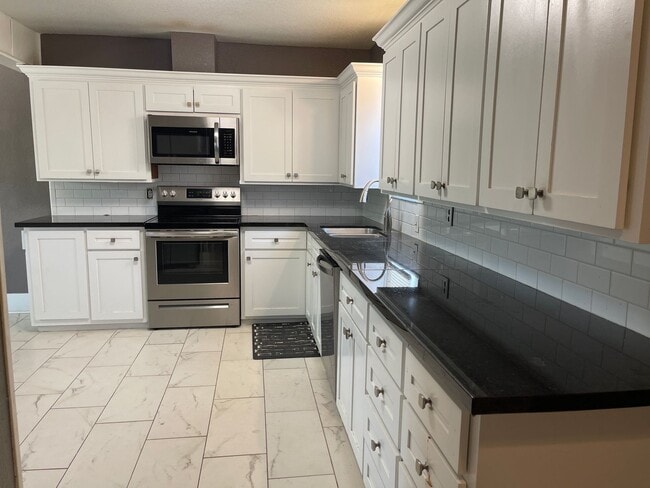 Building Photo - Pre Leasing for fall 2026!