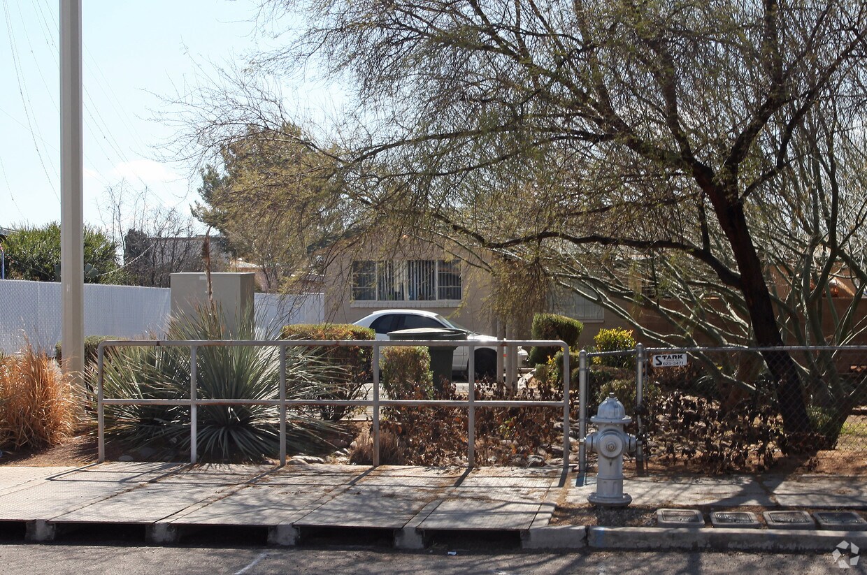 Foto del edificio - 2509-2573 N Crow Creek
