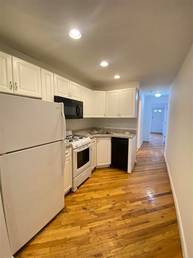 Building Photo - 409 1st St