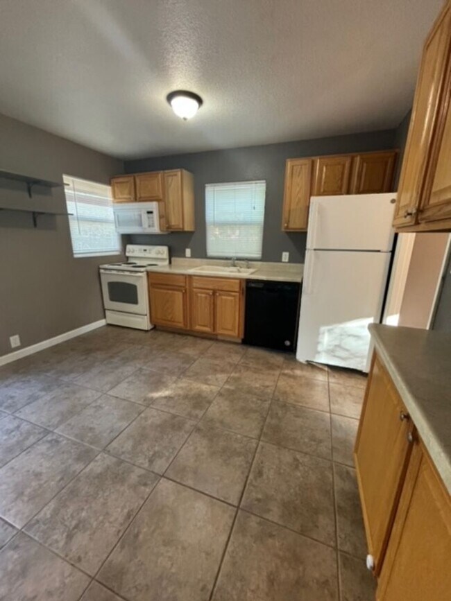 Foto del edificio - 3 Bed / 1 Bath home available now! MileSto...