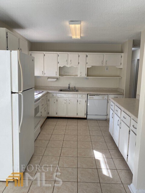 Foto del edificio - 595 Lyle Dr