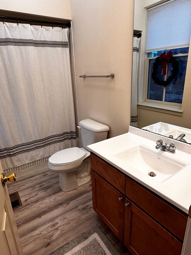 Baño completo contiguo al dormitorio. - 1213 Shenandoah Ave