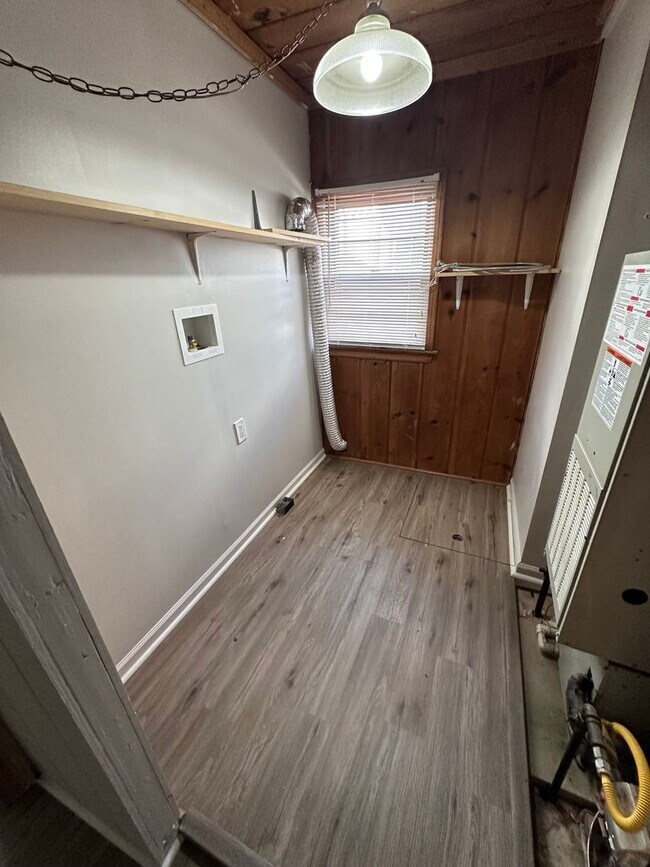 Building Photo - $950 - Accepting SECTION 8/ Housing Vouche...