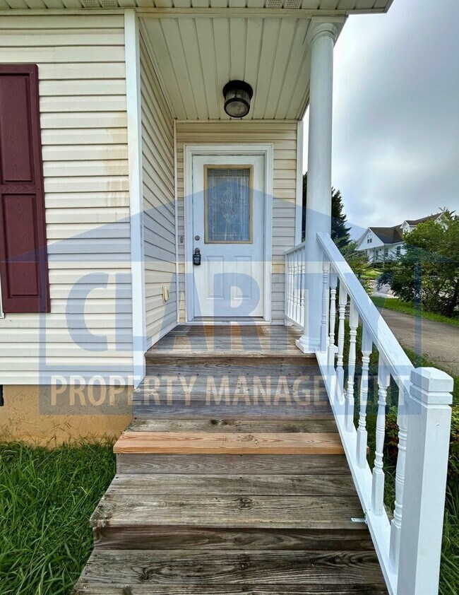 Foto del edificio - 3 bedroom home w/ fenced in backyard!