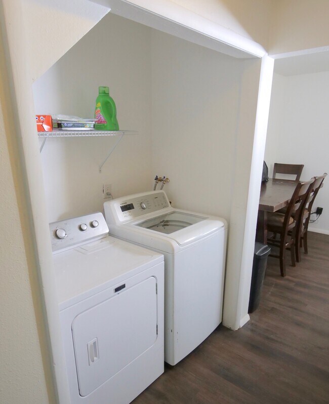 Building Photo - 484 E 500 S
