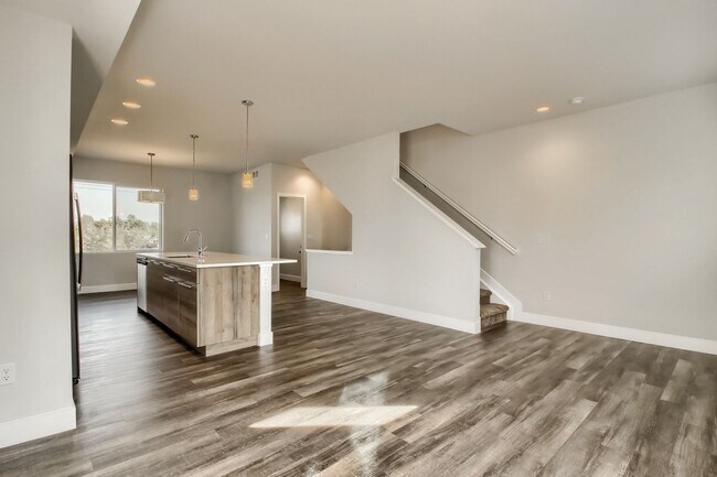 Foto del edificio - New Townhouse steps from Sloan's Lake!