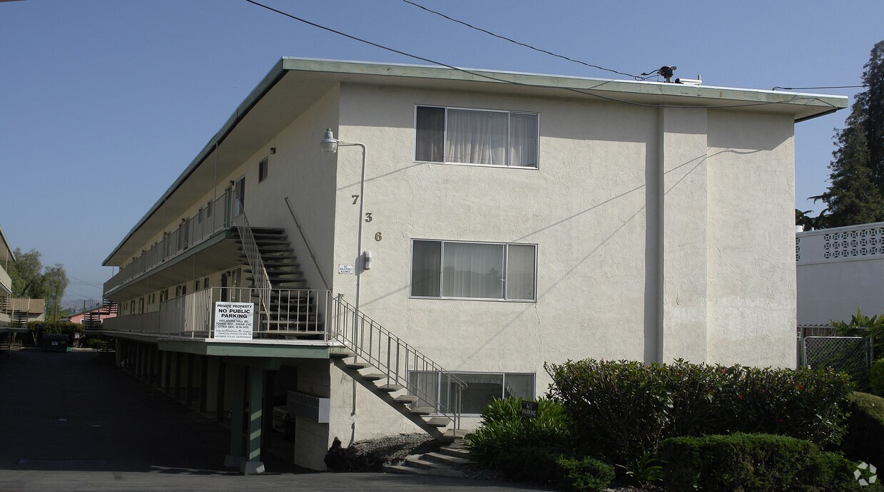 736 Smalley ¡alejado - 724-736 Smalley Ave