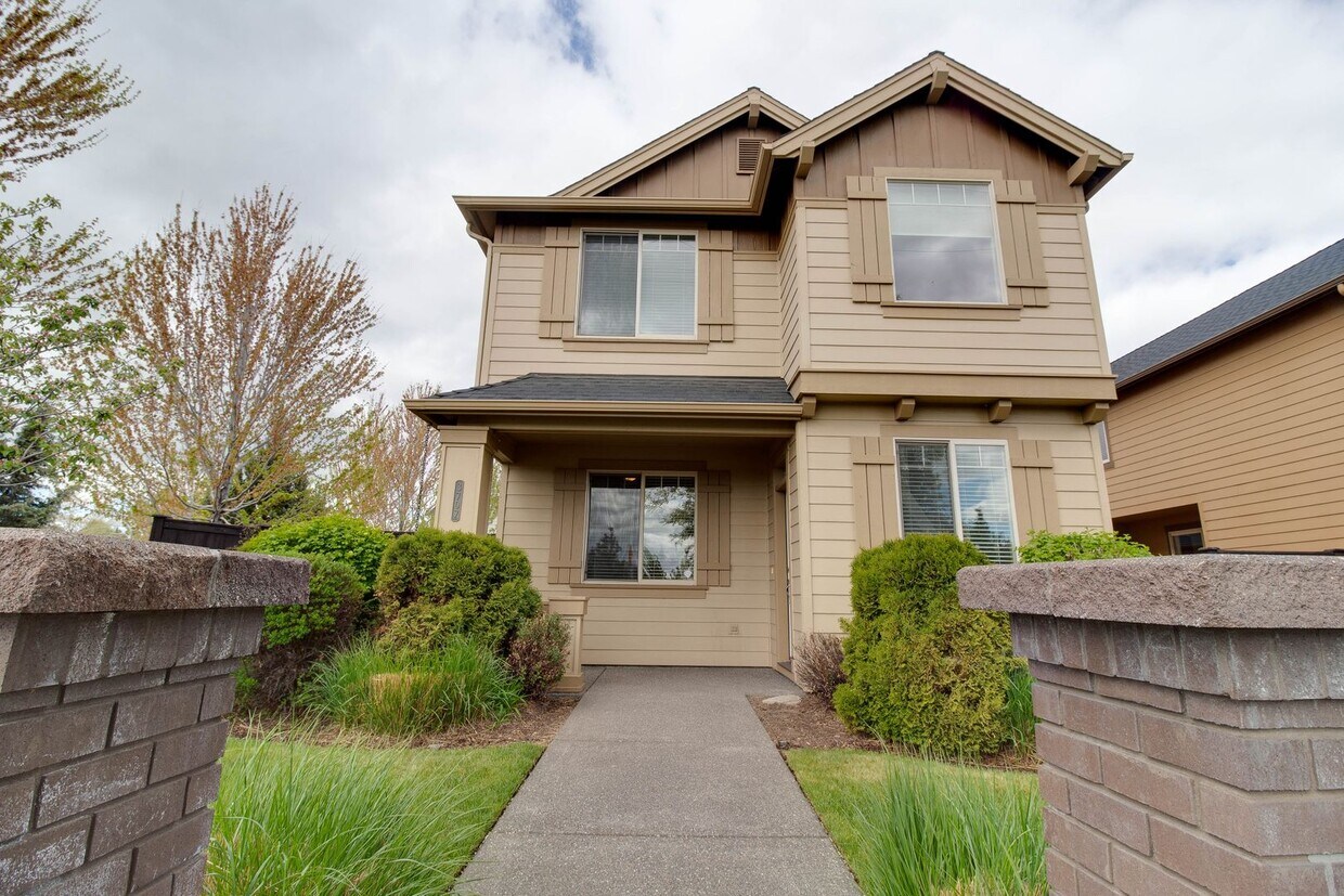 Primary Photo - 3 Bed/ 2.5 Bath