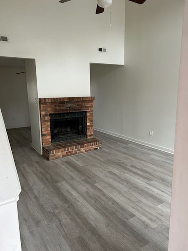 Building Photo - 2 bedroom 2 1/2 bathroom