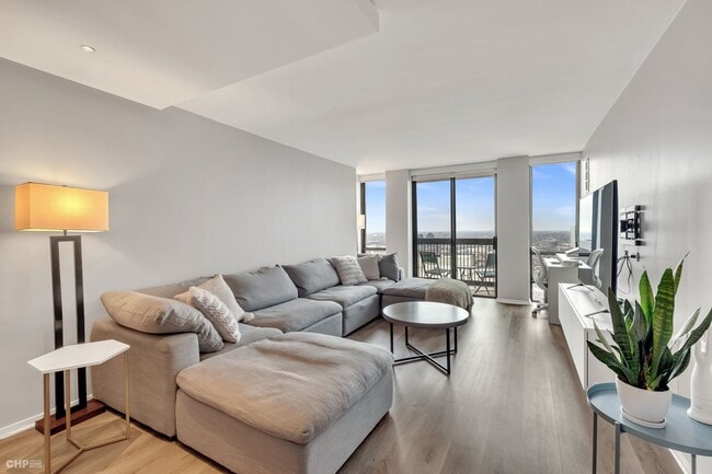 Building Photo - 1660 N La Salle Dr