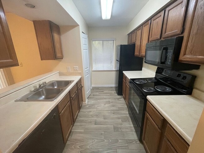 Building Photo - 2 Bed/2 Bath, Ground Floor Condo at the Re...