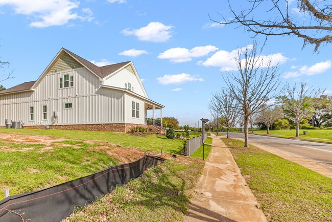 Building Photo - Great Southwood Home