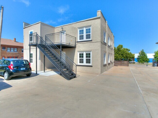 Building Photo - 2409 N Robinson Ave