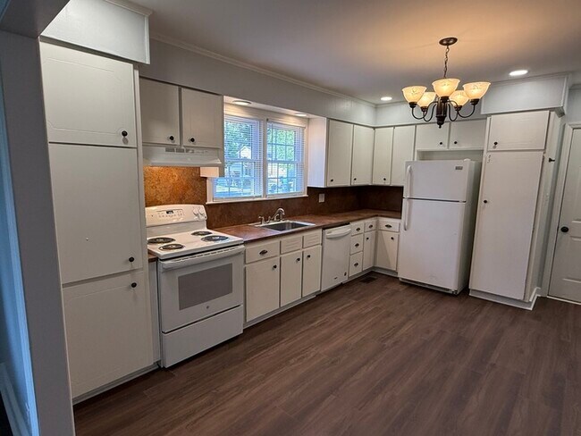 Foto del edificio - Charming Vintage Ranch, Den, Fireplace, Screened Porch