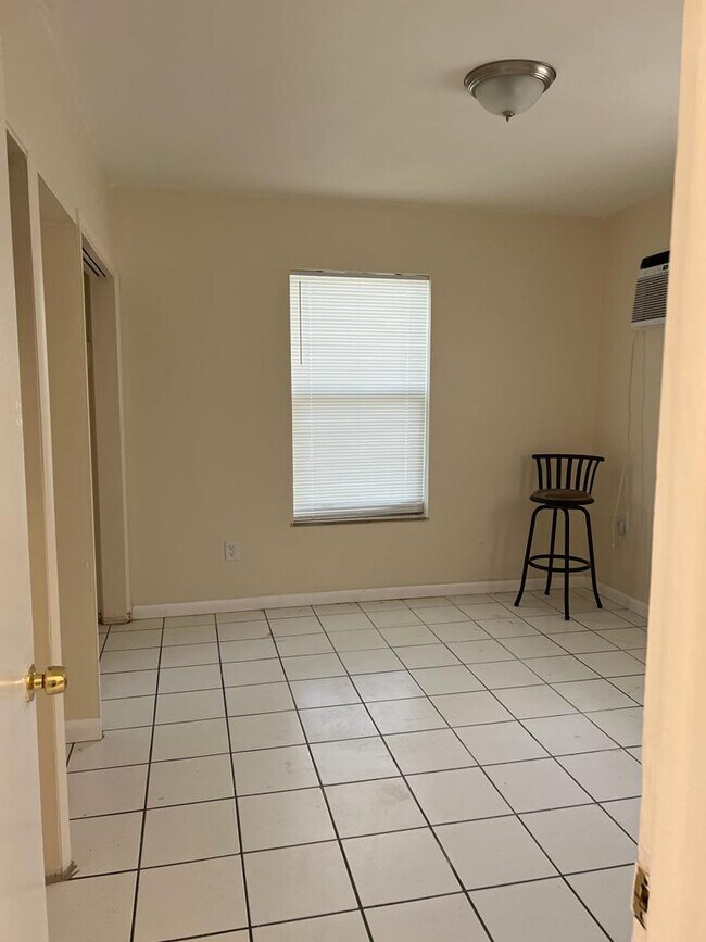 Foto del edificio - 2115 NE 169th St