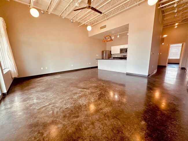 Building Photo - 2401 E 6th St