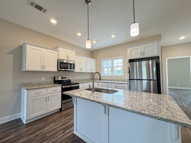 Building Photo - 211 Silverthorn Dr