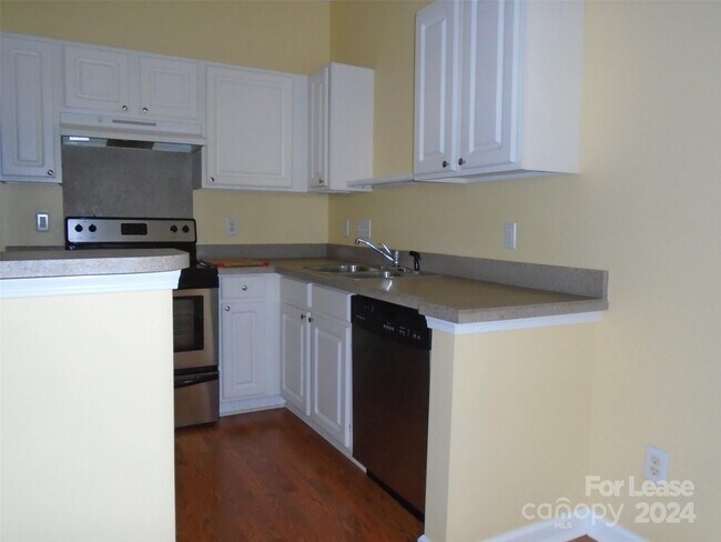 Foto del edificio - 2061 Lennox Square Rd