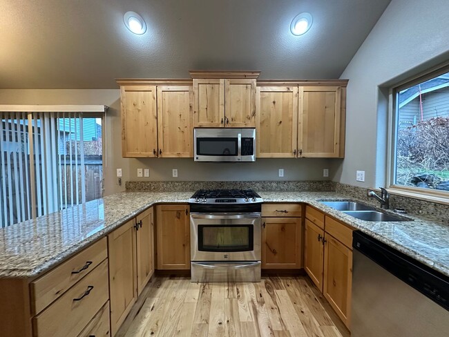Building Photo - 3 Bed, 2 Bath Northeast Bend Haven - Hardw...