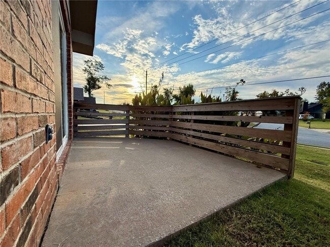 Building Photo - 2613 W Oak St