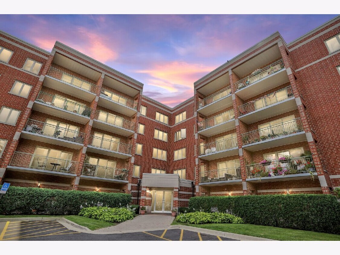 Foto principal - 6430 W Berteau Ave