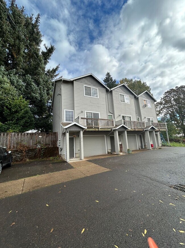 Foto del edificio - Fabulous 2 bed, 2 bath townhome with garag...