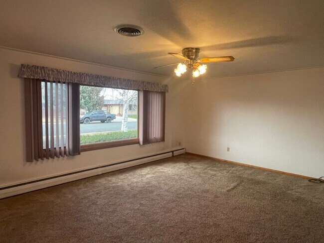 Building Photo - Single-family home on the west side of For...