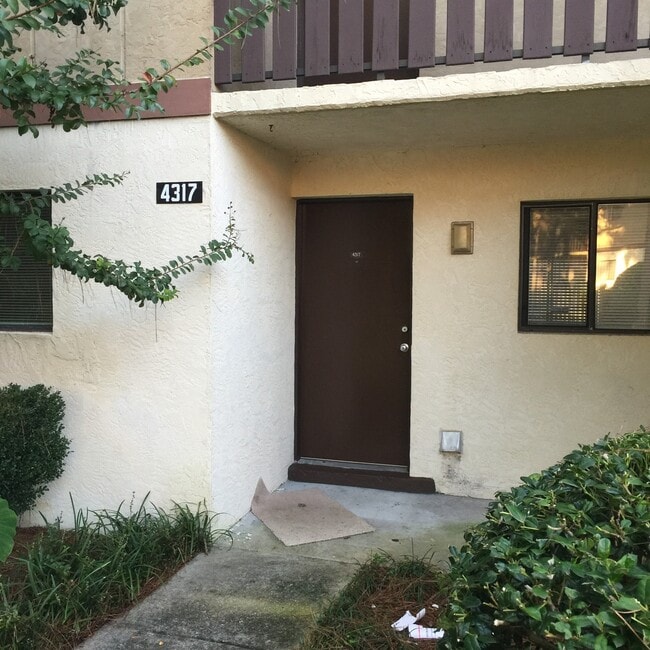 Building Photo - Holly Tree Condominiums