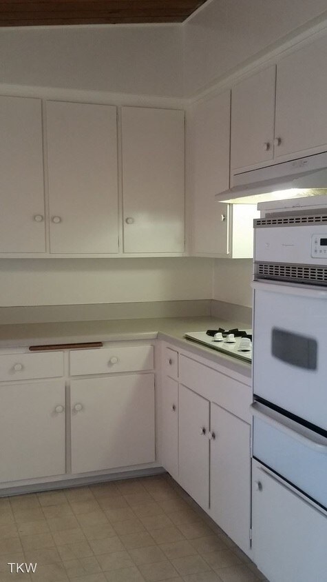Primary Photo - 25030 Oak St